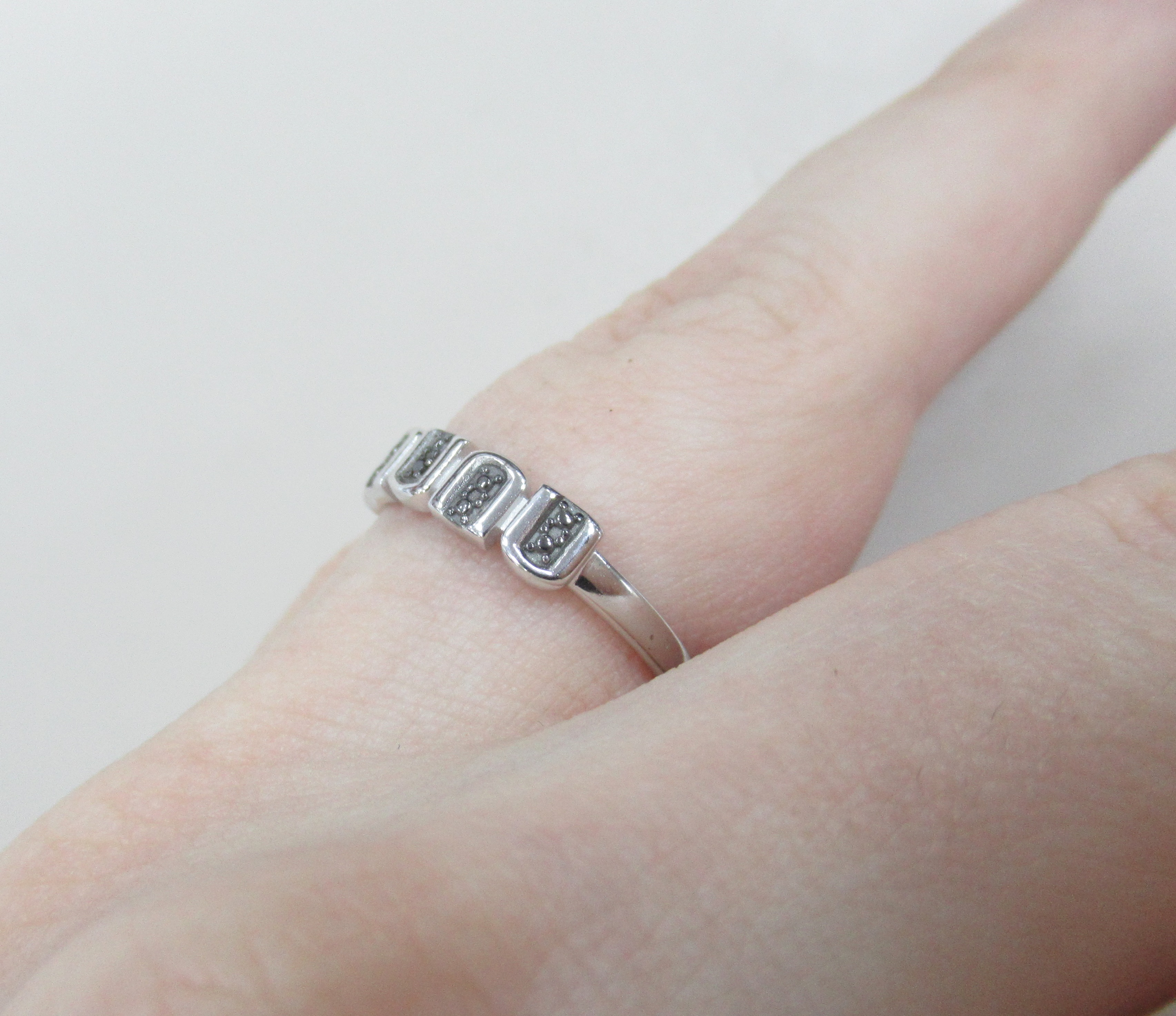 Серебряное кольцо с черным бриллиантом